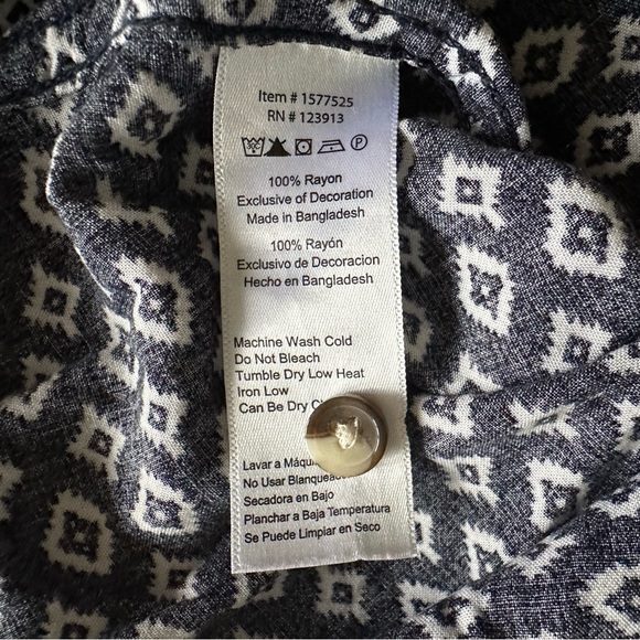 Jachs Girlfriend NY Womens Navy Geo Top Sz M Button-Up Geometric Pockets Aztec - Picture 10 of 10